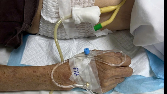 Cụ &ocirc;ng 80 tuổi sốc nhiễm tr&ugrave;ng sau nhiều ng&agrave;y b&iacute; tiểu, nước tiểu trắng đục như sữa - Ảnh 1.