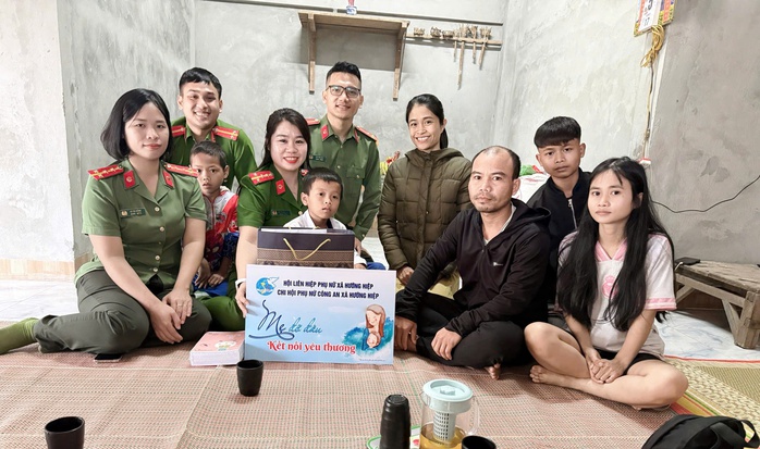 Nữ chiến sĩ C&ocirc;ng an nhận đỡ đầu ch&aacute;u b&eacute; mất mẹ do lũ cuốn năm 2025 - Ảnh 1.