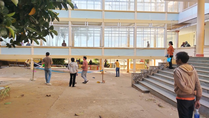 Sau cuộc điện thoại, người đ&agrave;n &ocirc;ng bất ngờ l&ecirc;n tầng cao bệnh viện nhảy xuống - Ảnh 2.