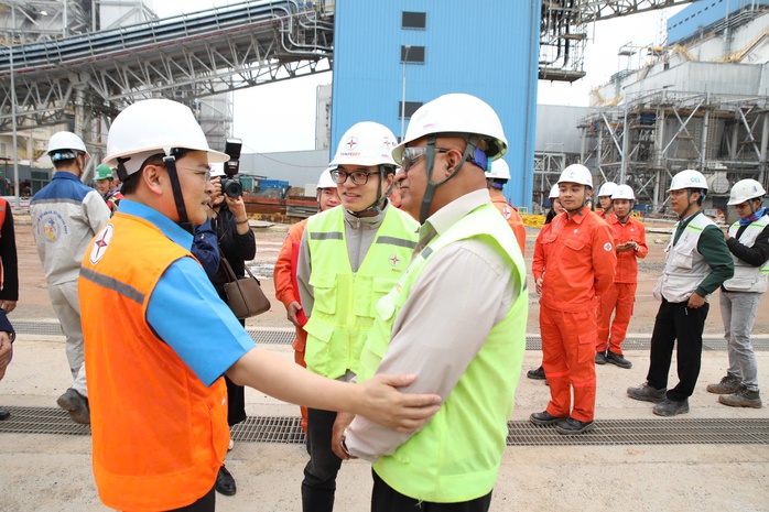 Chủ tịch Tổng LĐLĐ Việt Nam thăm, động vi&ecirc;n người lao động tại Trung t&acirc;m Điện lực Quảng Trạch - Ảnh 1.