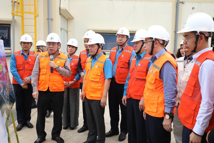 Chủ tịch Tổng LĐLĐ Việt Nam thăm, động vi&ecirc;n người lao động tại Trung t&acirc;m Điện lực Quảng Trạch - Ảnh 2.