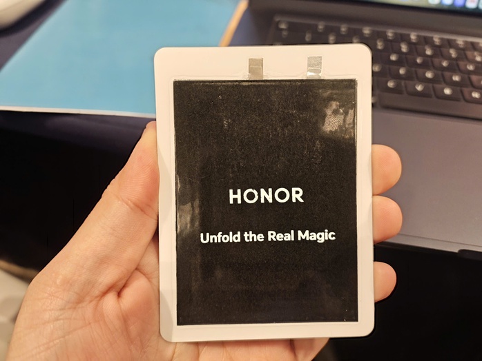 Pin điện thoại mỏng như thẻ ATM của Honor bất ngờ xuất hiện ở Việt Nam - Ảnh 2.