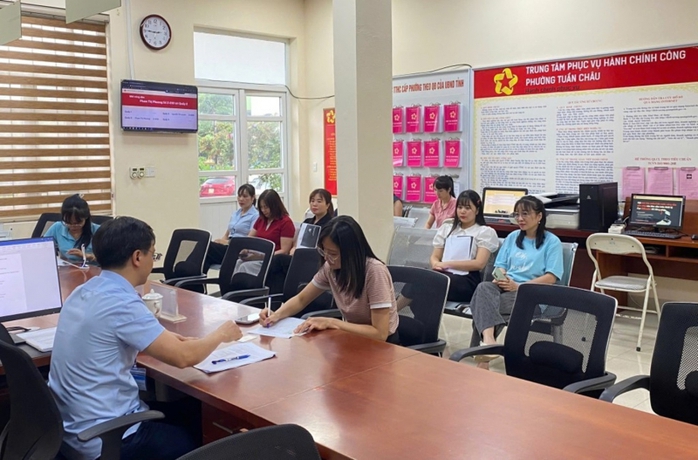 4 Cán bộ phường Tuần Châu Quảng Ninh bị tạm đình chỉ công tác 7 ngày - Ảnh 1.