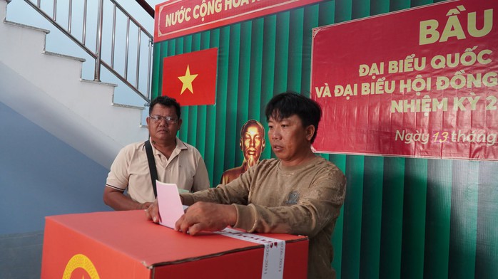 Bầu cử sớm tại đảo H&ograve;n Khoai v&agrave; H&ograve;n Chuối của C&agrave; Mau - Ảnh 1.