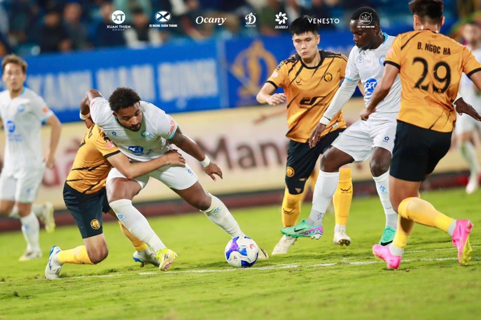 Xu&acirc;n Son "tịt ng&ograve;i", Nam Định vẫn hạ gục Thanh H&oacute;a - Ảnh 1.