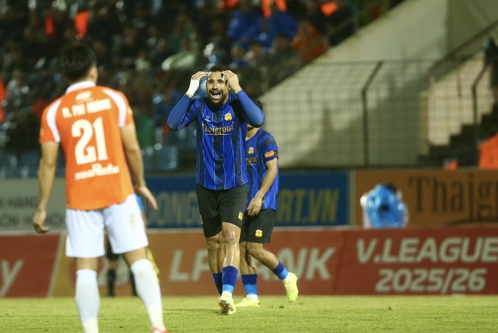 &ldquo;Mưa&rdquo; b&agrave;n thắng tr&ecirc;n s&acirc;n Chi Lăng, Đ&agrave; Nẵng cầm h&ograve;a HAGL - Ảnh 5.