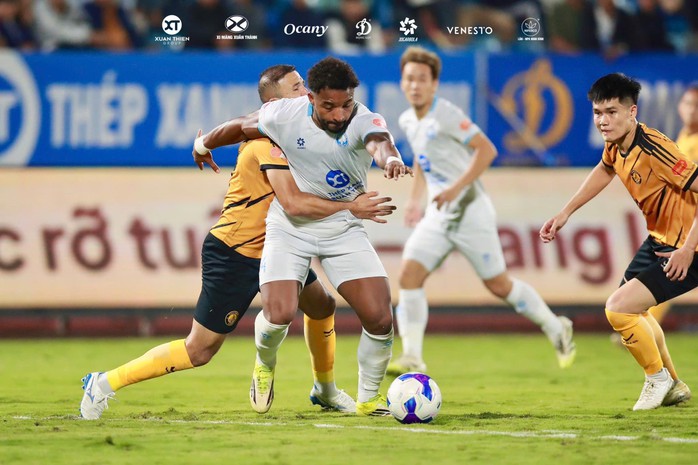 Xu&acirc;n Son "tịt ng&ograve;i", Nam Định vẫn hạ gục Thanh H&oacute;a - Ảnh 3.