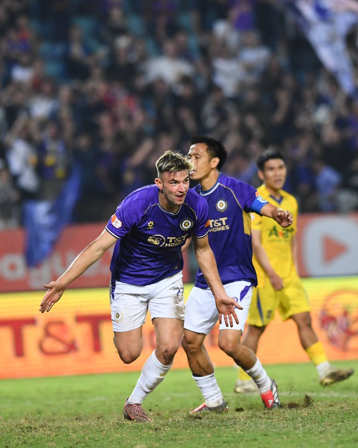 Ho&agrave;ng H&ecirc;n kiến tạo đẹp mắt, H&agrave; Nội FC đ&egrave; bẹp SLNA - Ảnh 2.