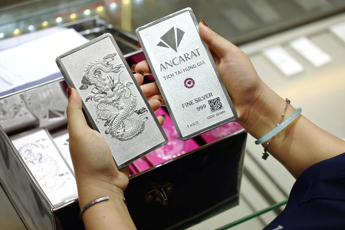 Gi&aacute; bạc h&ocirc;m nay 13-3: Rớt mạnh hơn v&agrave;ng, bạc Ph&uacute; Qu&yacute; về s&aacute;t 3,1 triệu đồng/lượng - Ảnh 1.