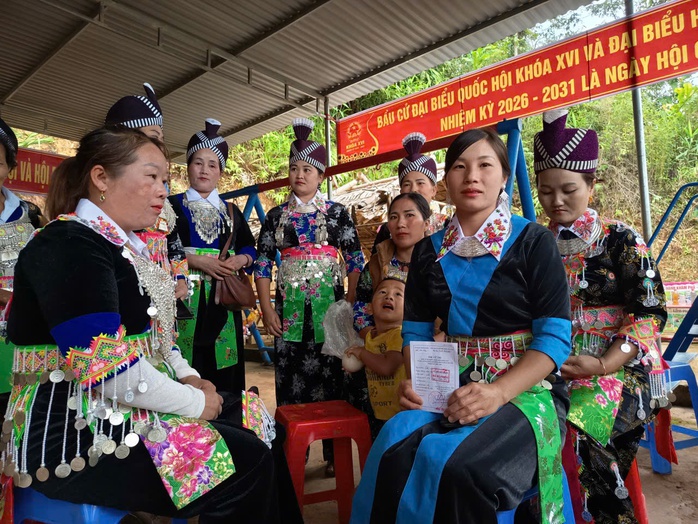 Cử tri ở 55 khu vực miền n&uacute;i, bi&ecirc;n giới Nghệ An h&acirc;n hoan đi bầu cử sớm - Ảnh 2.