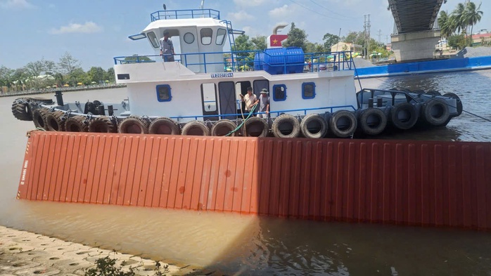 Khoảnh khắc trục vớt container rơi xuống k&ecirc;nh Chợ Gạo  - Ảnh 1.