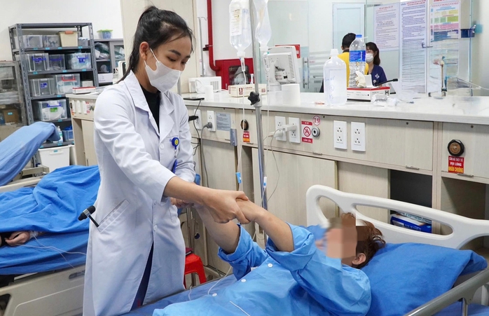 Nam thanh ni&ecirc;n co giật sau khi h&iacute;t b&oacute;ng cười - Ảnh 1.