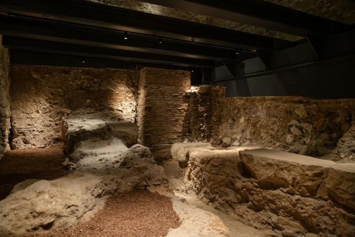 Sửa thang m&aacute;y, lọt v&agrave;o thế giới 2.000 năm trước dưới hầm kh&aacute;ch sạn - Ảnh 1.