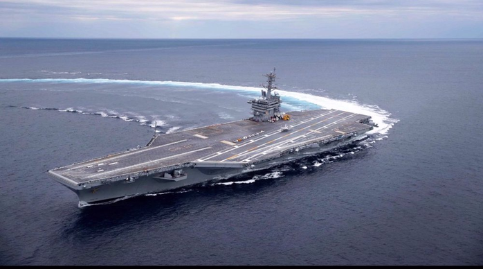 T&agrave;u s&acirc;n bay USS Abraham Lincoln của Mỹ tr&uacute;ng đ&ograve;n hoả lực Iran? - Ảnh 1.
