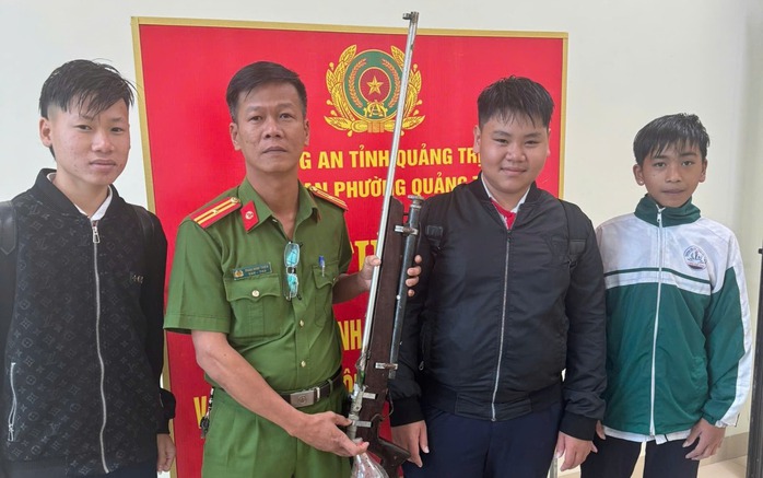 Nh&oacute;m nam sinh giao nộp s&uacute;ng tự chế tại Quảng Trị thể hiện tinh thần tr&aacute;ch nhiệm - Ảnh 1.