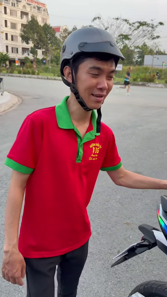 Vụ nam nh&acirc;n vi&ecirc;n phục vụ tr&uacute;ng độc đắc 18 tỉ đồng: Lộ diện người bạn được tặng xe m&aacute;y - Ảnh 2.