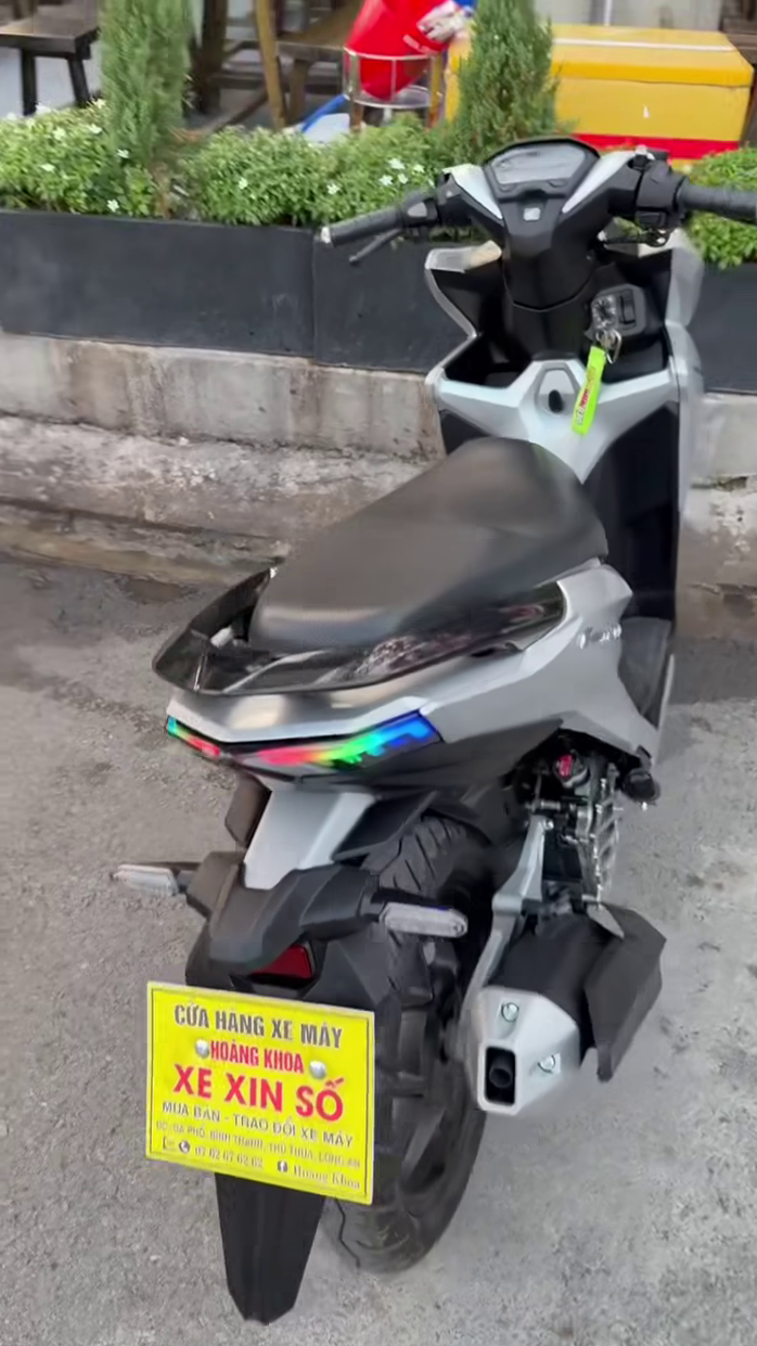 Vụ nam nh&acirc;n vi&ecirc;n phục vụ tr&uacute;ng độc đắc 18 tỉ đồng: Lộ diện người bạn được tặng xe m&aacute;y - Ảnh 3.