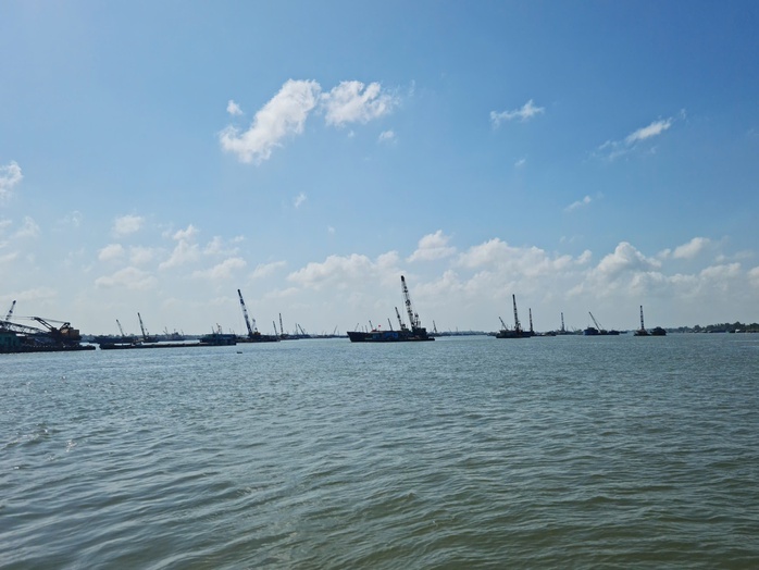 Kh&ocirc;ng c&oacute; việc s&agrave; lan chở c&aacute;t nhập khẩu về Việt Nam bị &ugrave;n ứ do gi&aacute; xăng dầu tăng - Ảnh 1.