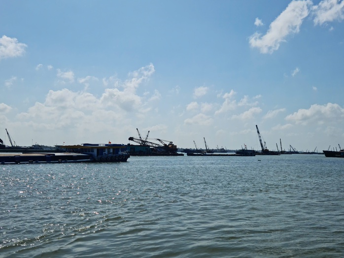 Kh&ocirc;ng c&oacute; việc s&agrave; lan chở c&aacute;t nhập khẩu về Việt Nam bị &ugrave;n ứ do gi&aacute; xăng dầu tăng - Ảnh 2.