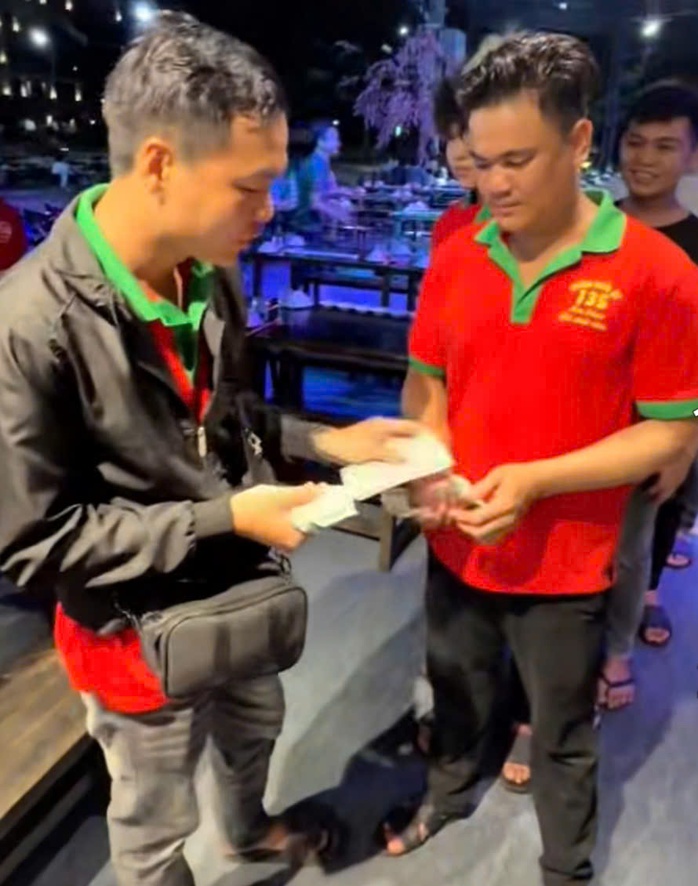 Vụ nam nh&acirc;n vi&ecirc;n phục vụ tr&uacute;ng độc đắc 18 tỉ đồng: Lộ diện người bạn được tặng xe m&aacute;y - Ảnh 4.