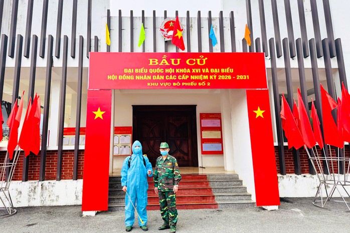 Phun khử khuẩn khu vực bỏ phiếu bầu cử ở x&atilde; bi&ecirc;n giới Thanh H&oacute;a - Ảnh 1.