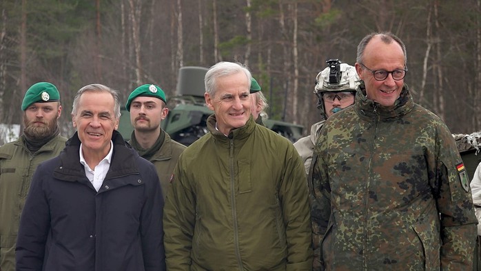 NATO, Ukraine bất an với quyết định của Mỹ về dầu Nga - Ảnh 1.