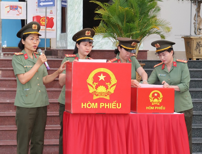 Hơn 2.000 cử tri thuộc lực lượng Công an TP Cần Thơ bầu cử sớm - Ảnh 7.