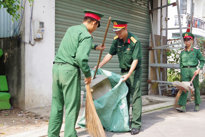 Rực rỡ tuyến đường cờ Tổ quốc chào mừng Ngày hội non sông tại TPHCM - Ảnh 4.