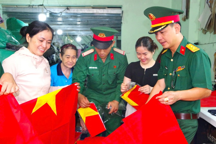 Rực rỡ tuyến đường cờ Tổ quốc chào mừng Ngày hội non sông tại TPHCM - Ảnh 1.