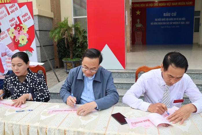 Cử tri đặc khu Bạch Long Vĩ nô nức bầu cử đại biểu Quốc hội 2026 - Ảnh 8. Cử tri đặc khu Bạch Long Vĩ nô nức bầu cử đại biểu Quốc hội 2026 - Ảnh 8.
