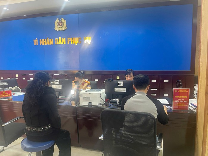 Cảnh báo tình trạng cò dịch vụ cấp đổi giấy phép lái xe tại Hải Phòng - Ảnh 1.