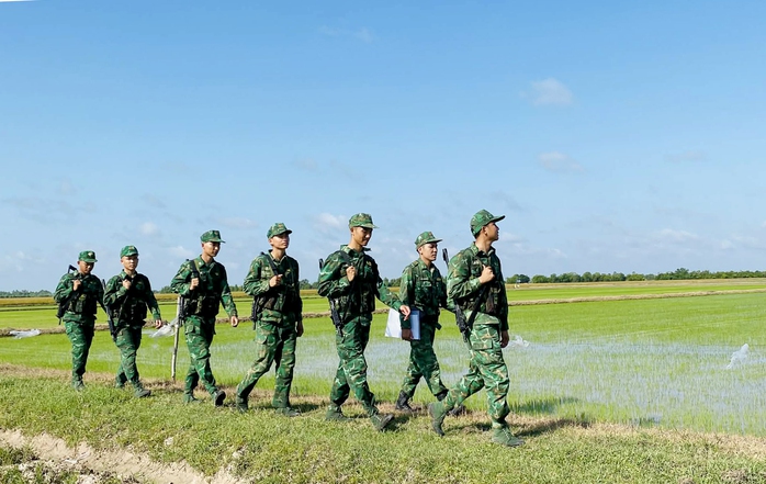 Tiếng loa Biên phòng mang thông tin bầu cử đến từng ngõ xóm Tây Ninh - Ảnh 4.