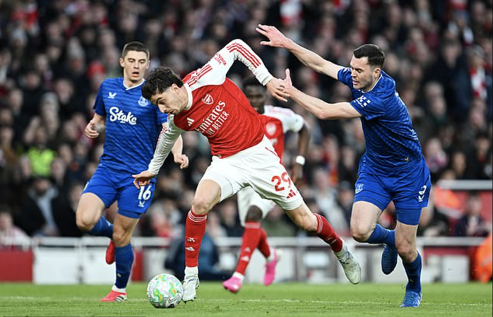 Arsenal thắng nghẹt thở Everton, sao 16 tuổi đi v&agrave;o lịch sử - Ảnh 2.