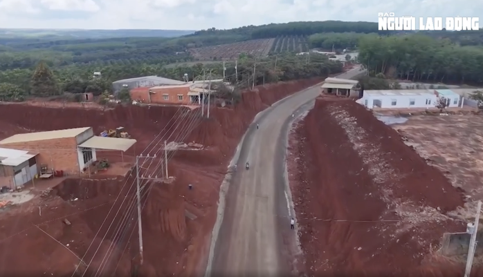 Đồng Nai yêu cầu chủ đầu tư xin lỗi dân vì nhà dân cheo leo bên mép vực - Ảnh 1. Đồng Nai yêu cầu chủ đầu tư xin lỗi dân vì nhà dân cheo leo bên mép vực - Ảnh 1.