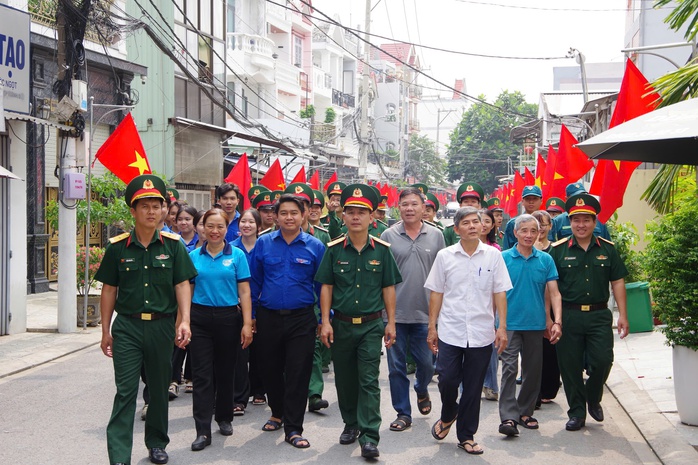 Rực rỡ tuyến đường cờ Tổ quốc chào mừng Ngày hội non sông tại TPHCM - Ảnh 3.
