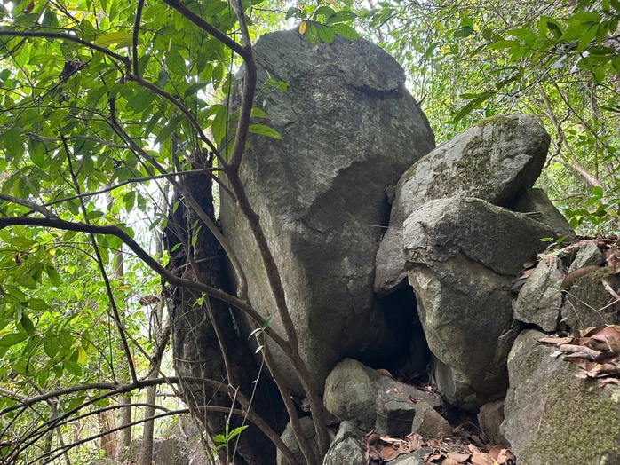 Khối đ&aacute; nặng h&agrave;ng tấn nằm cheo leo tr&ecirc;n đ&egrave;o Bảo Lộc - Ảnh 1.