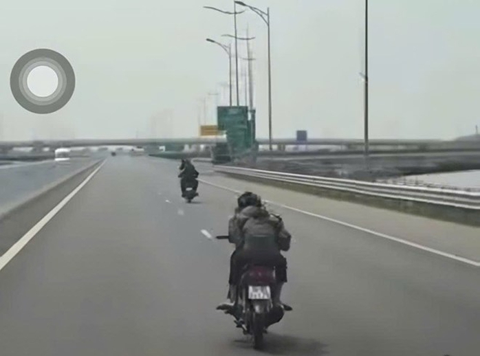 6 Thiếu niên đi xe mô tô trêu đùa trên cao tốc Hải Phòng - Móng Cái - Ảnh 1.