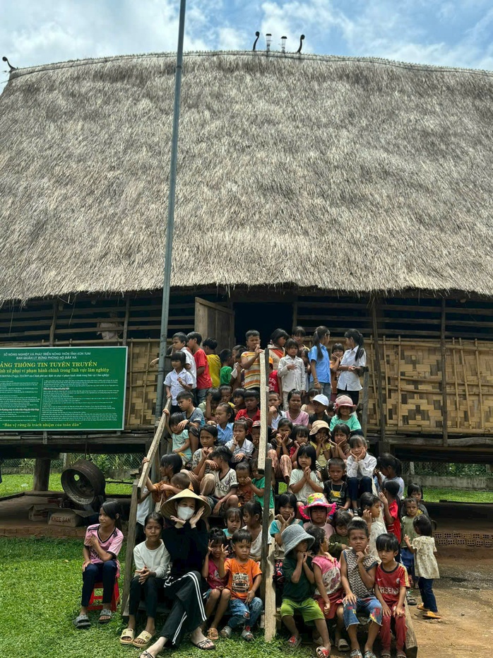 Diễn viên Lưu Thị Ngọc Mai – 7 năm lặng lẽ mang niềm vui đến trẻ em Kon Tum - Ảnh 2.