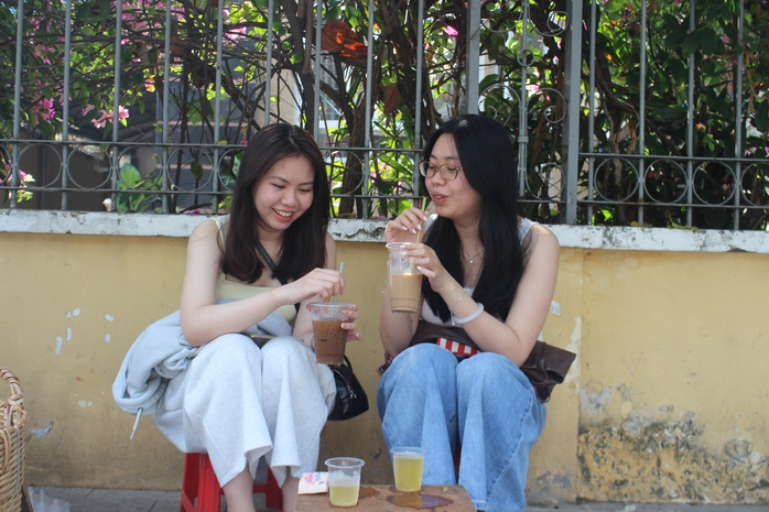 Cà phê vỉa hè – “phòng khách” mở của người TP.HCM  - Ảnh 3.