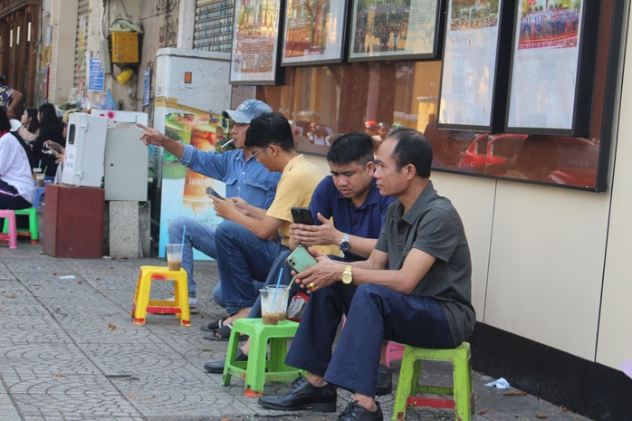 Cà phê vỉa hè – “phòng khách” mở của người TP.HCM  - Ảnh 4.