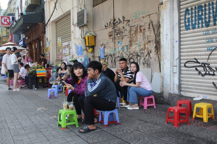Cà phê vỉa hè – “phòng khách” mở của người TP.HCM  - Ảnh 1.