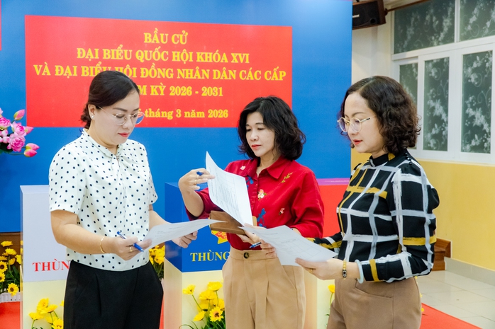  Nhảy dân vũ, thi trang trí điểm bỏ phiếu chào mừng ngày bầu cử - Ảnh 4.