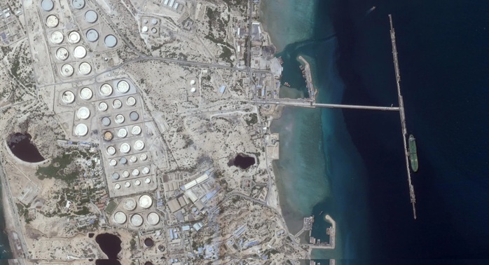 Tổng thống Mỹ tuyên bố xóa sổ mọi mục tiêu quân sự ở "trái tim dầu mỏ" Iran - Ảnh 1.