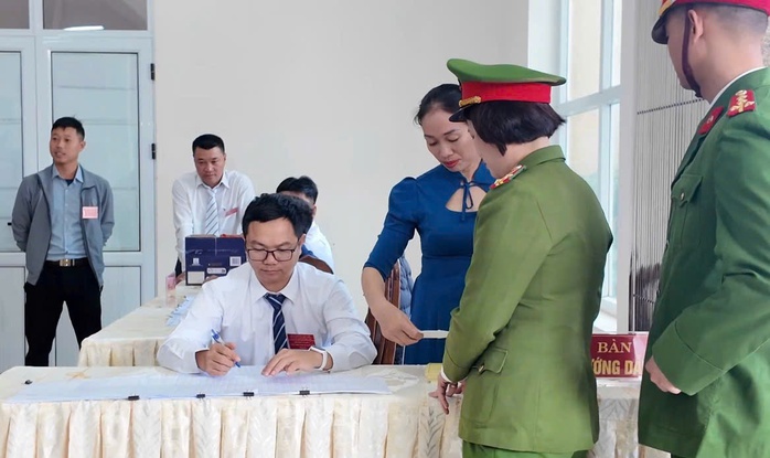 Cử tri đặc khu Bạch Long Vĩ nô nức bầu cử đại biểu Quốc hội 2026 - Ảnh 10. Cử tri đặc khu Bạch Long Vĩ nô nức bầu cử đại biểu Quốc hội 2026 - Ảnh 10.