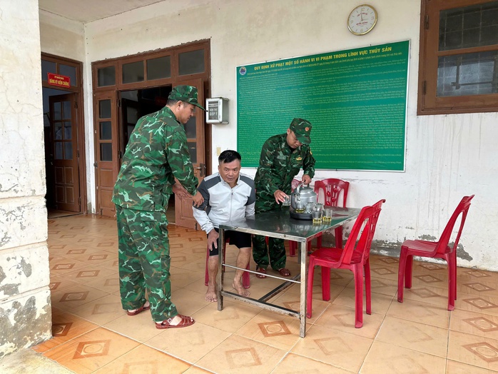 Sóng lớn đánh chìm thuyền cá ở cửa Gianh , một ngư dân mất tích - Ảnh 2.