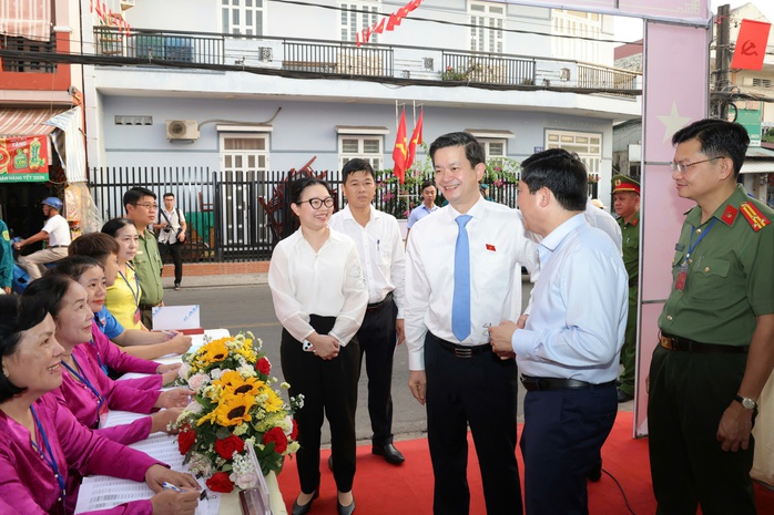 Cử tri TP Cần Thơ , Vĩnh Long n&ocirc; nức đi bầu cử trong kh&ocirc;ng kh&iacute; phấn khởi - Ảnh 1.