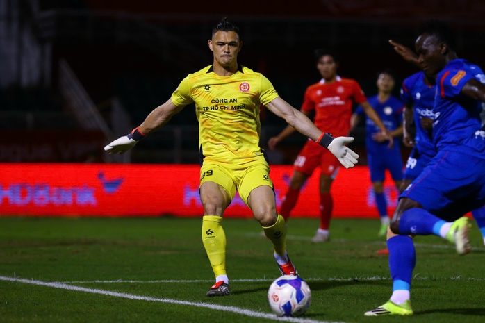 VAR từ chối bàn thắng của PVF-CAND, Khoa Ngô tỏa sáng giúp Công an TP HCM thắng 1-0 - Ảnh 1.