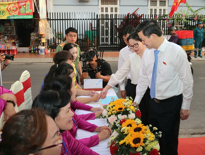 Cử tri TP Cần Thơ , Vĩnh Long n&ocirc; nức đi bầu cử trong kh&ocirc;ng kh&iacute; phấn khởi - Ảnh 2.