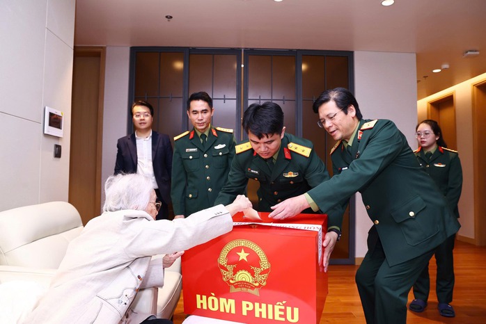 Nguyên Phó chủ tịch nước Nguyễn Thị bình bầu cử đại biểu Quốc hội 2026 tại Hà Nội - Ảnh 4. Nguyên Phó chủ tịch nước Nguyễn Thị bình bầu cử đại biểu Quốc hội 2026 tại Hà Nội - Ảnh 4.