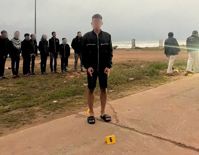 Nh&oacute;m thanh ni&ecirc;n mang kiếm rượt ch&eacute;m người g&acirc;y thương t&iacute;ch ở Quảng Trị - Ảnh 2.